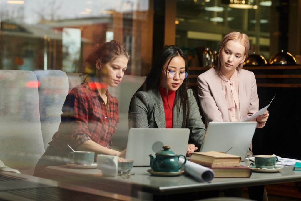 Model Lenovo ThinkPad T14 Gen 6 Intel 21QCE68DDPB z 32 GB RAM i 1 TB SSD to uniwersalne narzędzie dla osób pracujących mobilnie, które potrzebują niezawodnego sprzętu do obsługi codziennych zadań i komunikacji w terenie