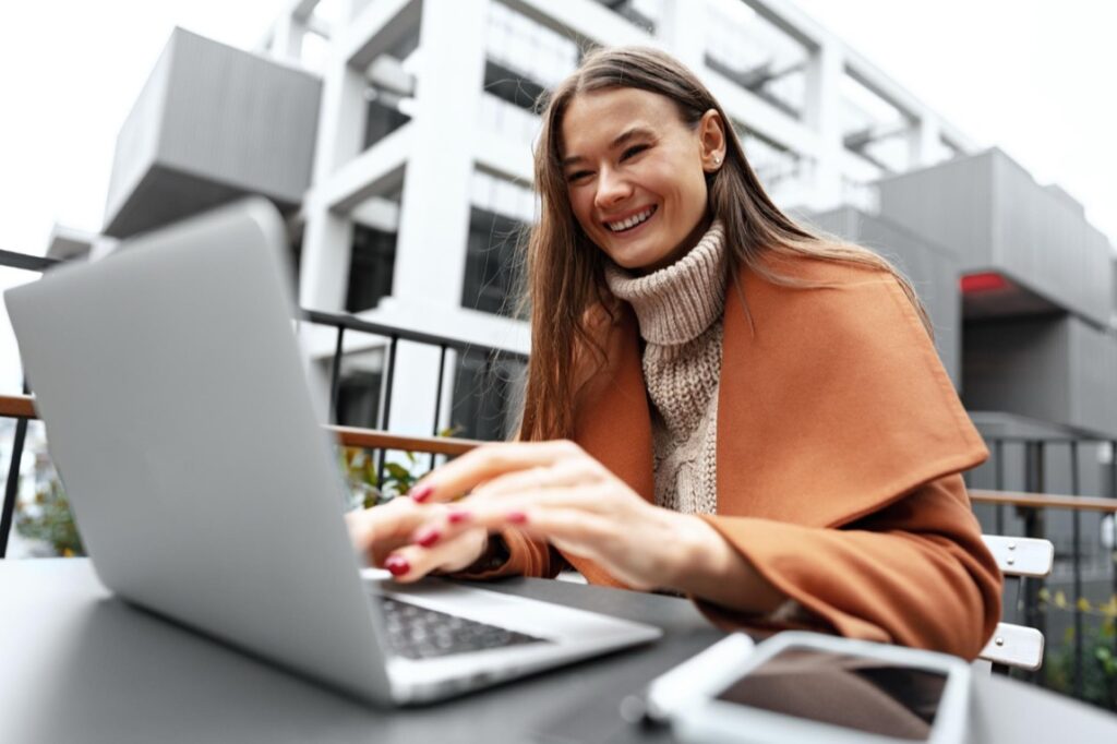 Praca specjalisty Business Intelligence polega na przetwarzaniu danych, budowaniu modeli raportowych oraz przygotowywaniu wizualizacji dla zespołów biznesowych